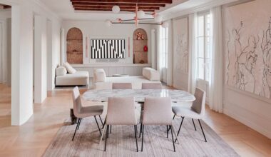 Esta casa de Barcelona con una espectacular terraza ajardinada se abre a la luz gracias a sus vigas originales y a una escalera escultórica