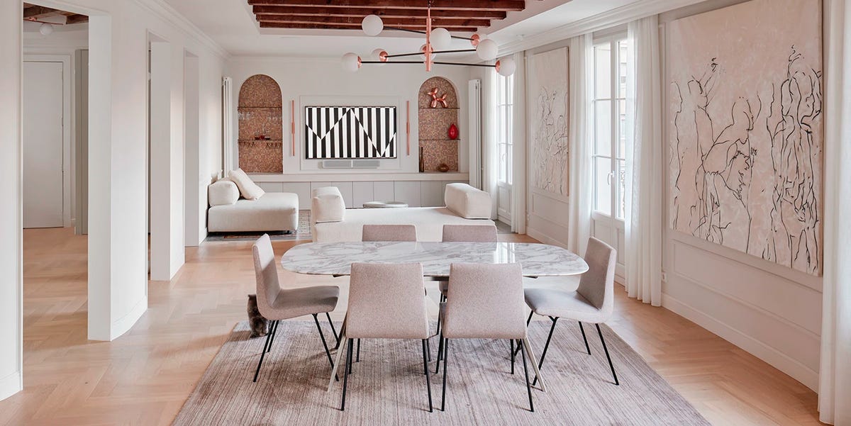 Esta casa de Barcelona con una espectacular terraza ajardinada se abre a la luz gracias a sus vigas originales y a una escalera escultórica