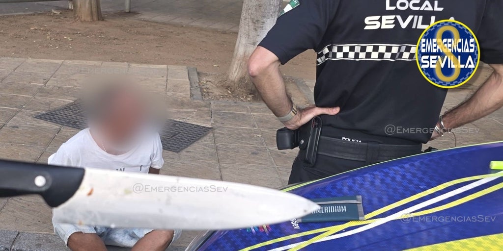 Arremete con un cuchillo contra la Policía Local cuando iba a ser detenido en Bellavista al paso de la romería de Valme