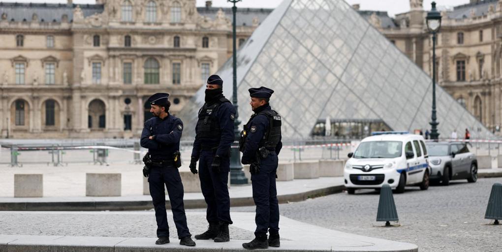 Varios encapuchados roban nueve joyas de Napoleón en el museo del Louvre
