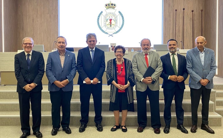Imagen principal - Arriba, de izquierda a derecha, los doctores Pérez Calero, Argüelles y Gallardo con la doctora Álvarez en el centro, Alfonso Carmona, el diputado Francisco José Toajas y el presidente del Ateneo de Sevilla Emilio Boja. Abajo, la doctora Álvarez Silván firma un ejemplar del libnro a Aurora Vargas 