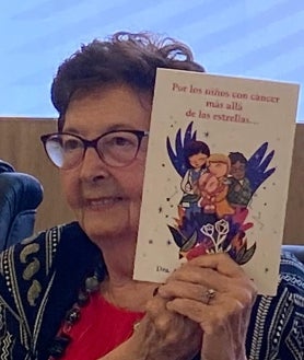 Imagen secundaria 2 - Arriba, de izquierda a derecha, los doctores Pérez Calero, Argüelles y Gallardo con la doctora Álvarez en el centro, Alfonso Carmona, el diputado Francisco José Toajas y el presidente del Ateneo de Sevilla Emilio Boja. Abajo, la doctora Álvarez Silván firma un ejemplar del libnro a Aurora Vargas 