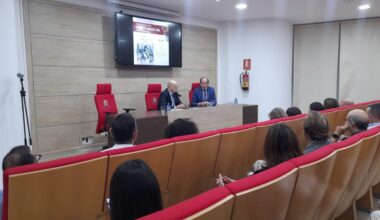 Presentación del libro Tetuán y Larache en un salón de actos