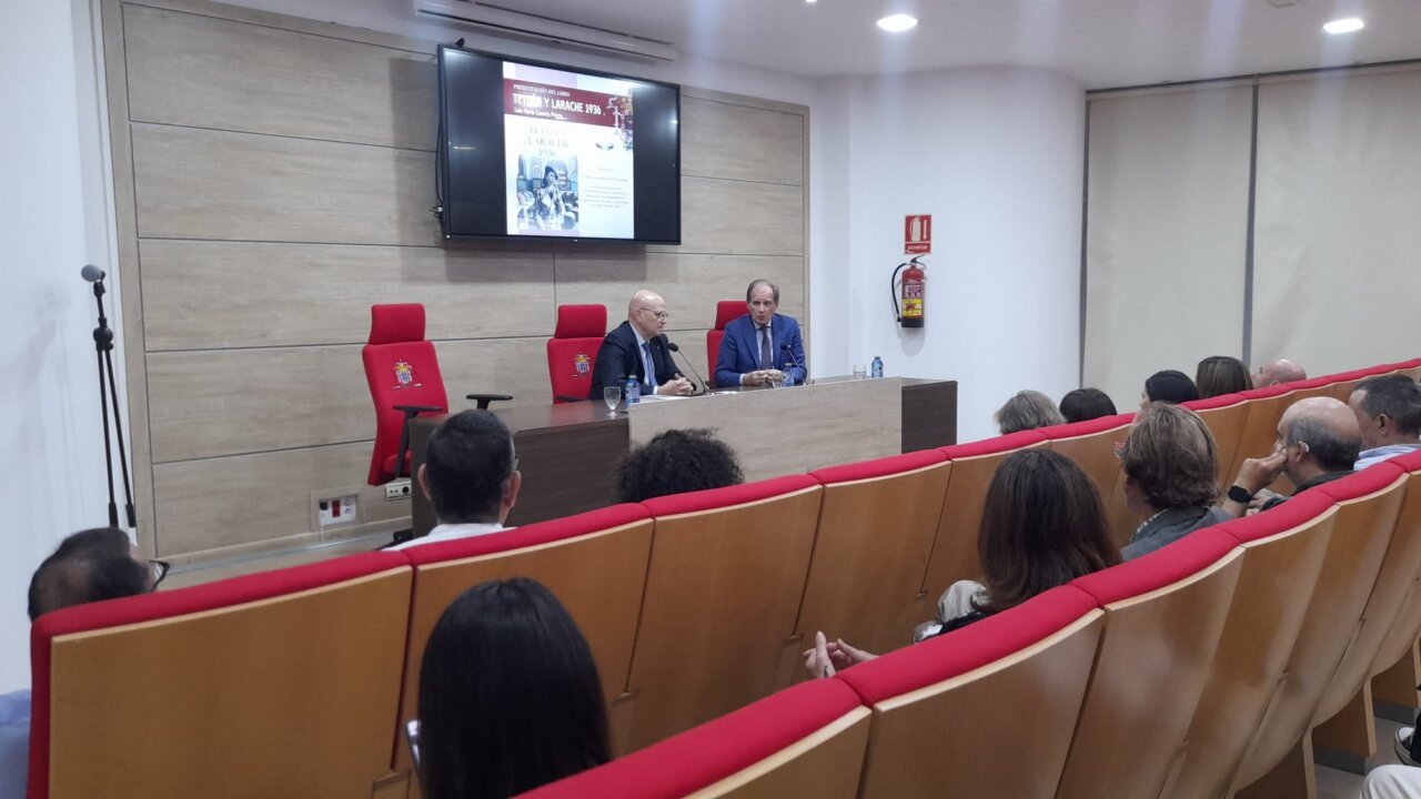 Presentación del libro Tetuán y Larache en un salón de actos