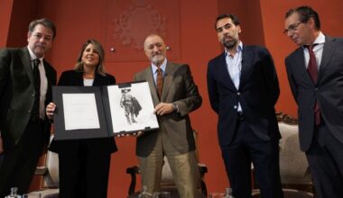 Pérez-Reverte y Ferrer-Dalmau presentan los bocetos para la nueva estatua que tendrá el capitán Alatriste
