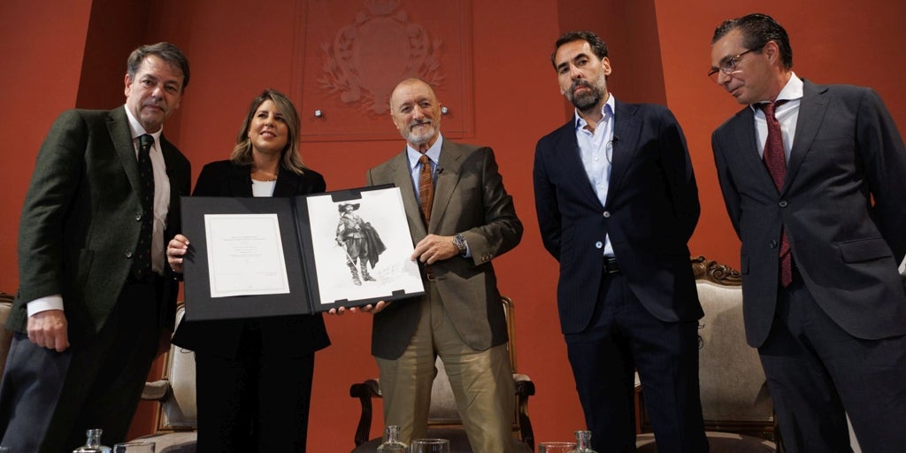 Pérez-Reverte y Ferrer-Dalmau presentan los bocetos para la nueva estatua que tendrá el capitán Alatriste