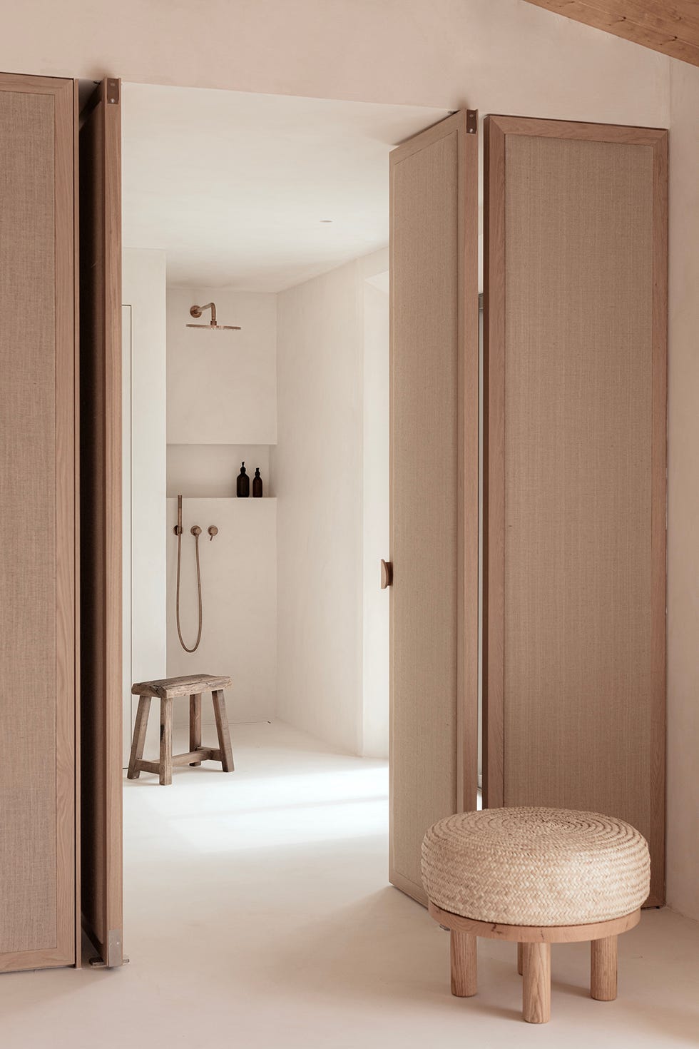 una casa de campo en piedra, blanco y madera con decoracion minimal