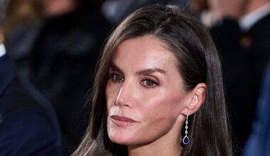 El traje gris de tres piezas de Mango, de 170 euros, con el que la reina Letizia acude al trabajo una y otra vez