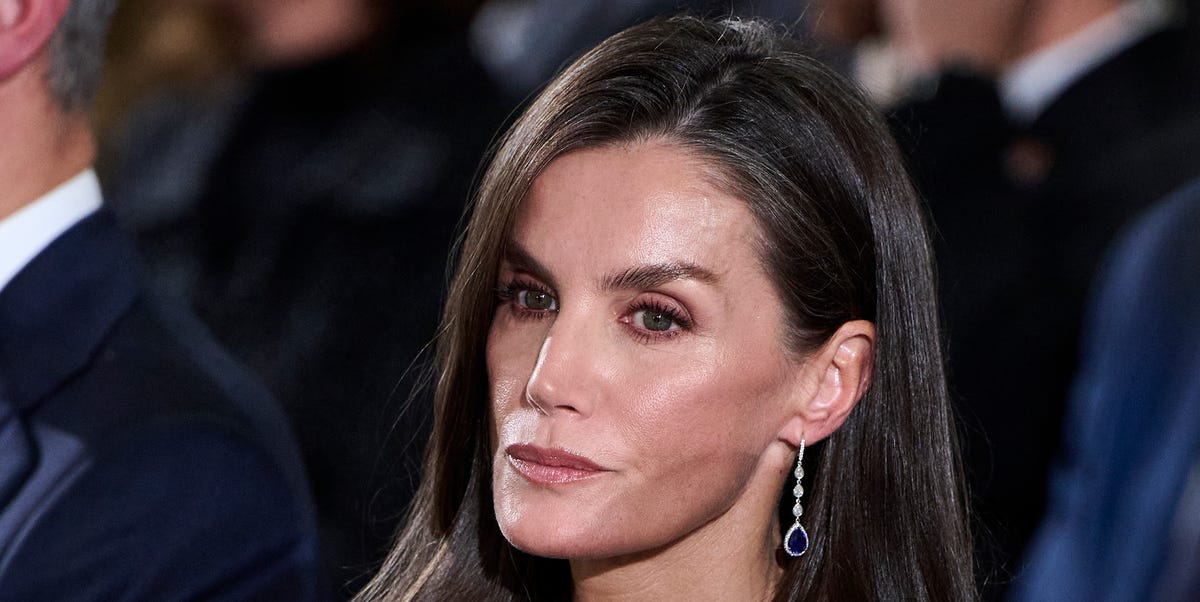 El traje gris de tres piezas de Mango, de 170 euros, con el que la reina Letizia acude al trabajo una y otra vez