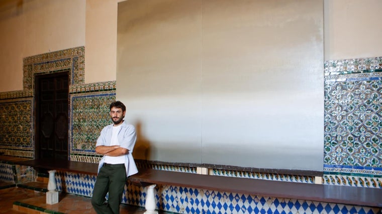 Quique Sarzamora, ante el gran cuadro que ha realizado exprofeso para el espacio de Santa Clara