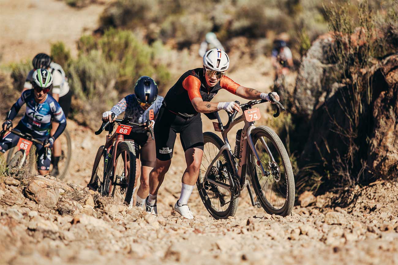 Beers (a pesar de su lesión) y Dubau-Prevot dominan en Willowmore y refuerzan su liderato en la Nedbank Gravel Burn