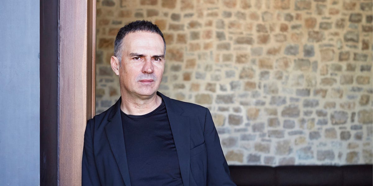 "La casa tiene una distribución pensada para que fluya la luz natural"