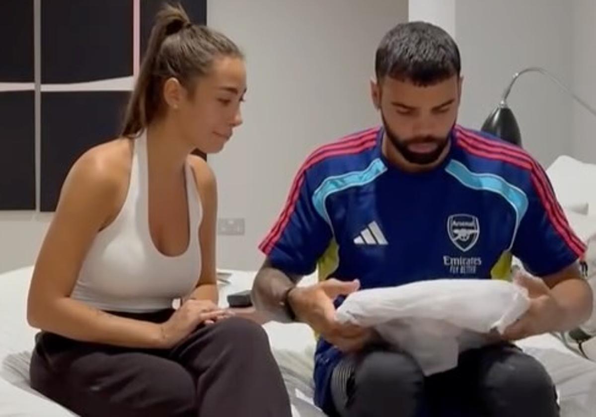 El original regalo de la mujer de David Raya a su pareja para decirle que está embarazada