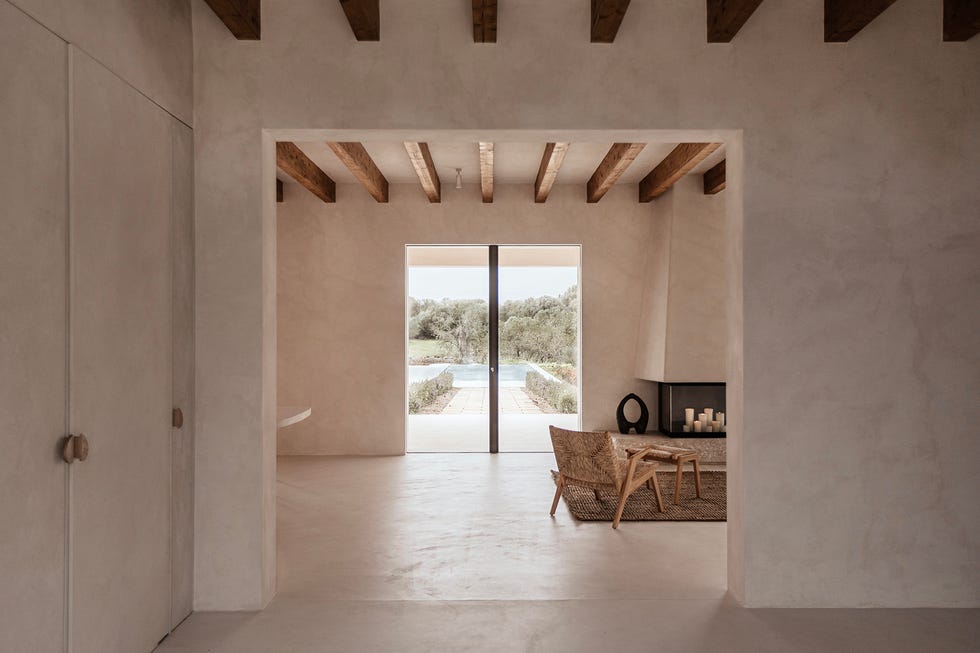 una casa de campo mallorquina en blanco con decoracion minimal