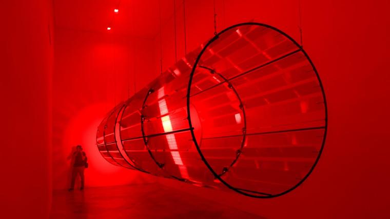 'Red Shift', una pieza envolvente que evoca la pequeñez del ser humano