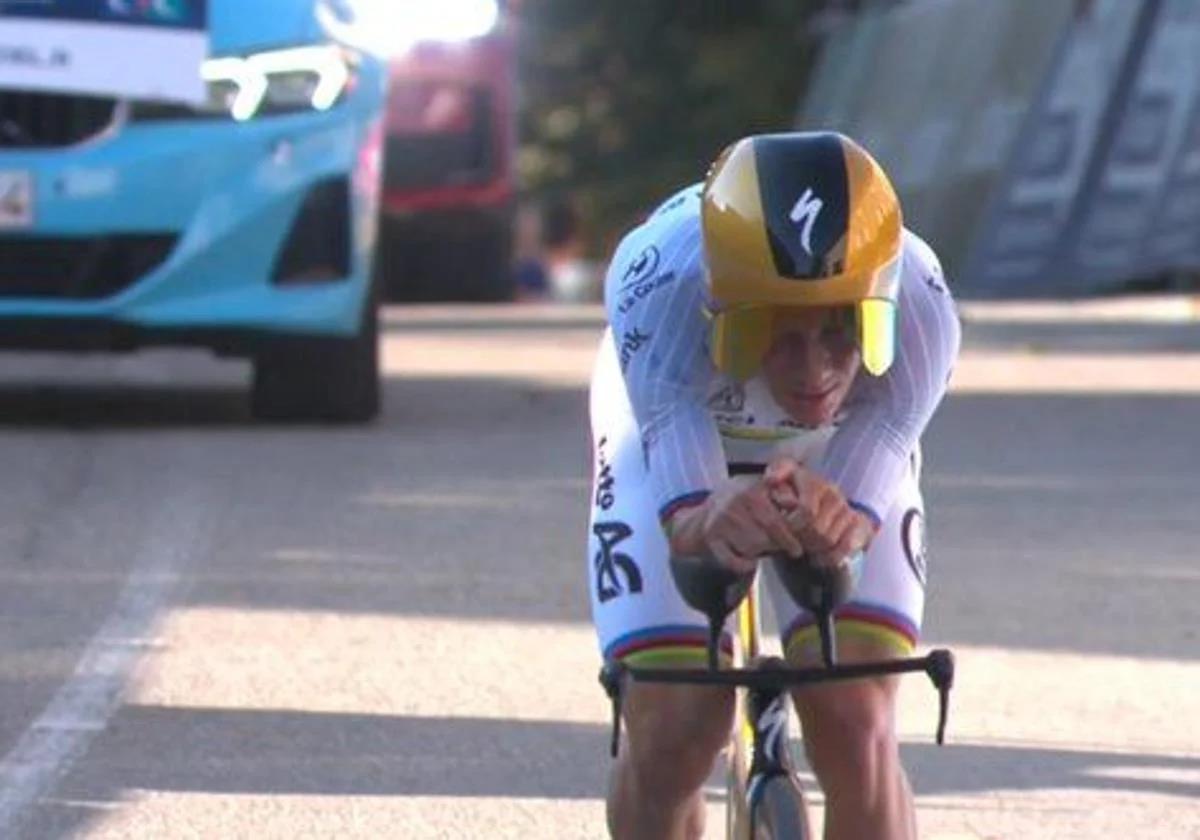 Evenepoel se divierte en solitario
