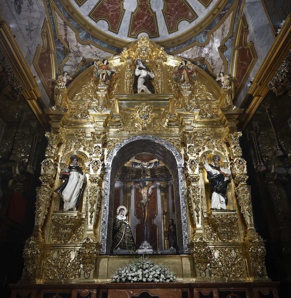Mena estrena un imponente retablo en su capilla de la iglesia de Santo Domingo