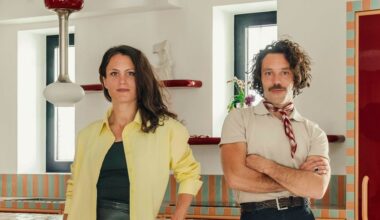 Atelier HA explica el uso del color en este piso de 60 metros decorado, en tonos vibrantes y alegres