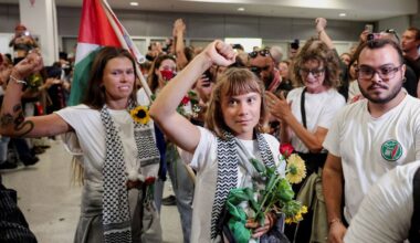 Israel libera a 27 españoles, pero retiene a una activista acusada de morder a una funcionaria - La Voz de Galicia