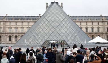 El Louvre traslada parte de sus joyas al Banco de Francia una semana después del mediático robo - La Voz de Galicia