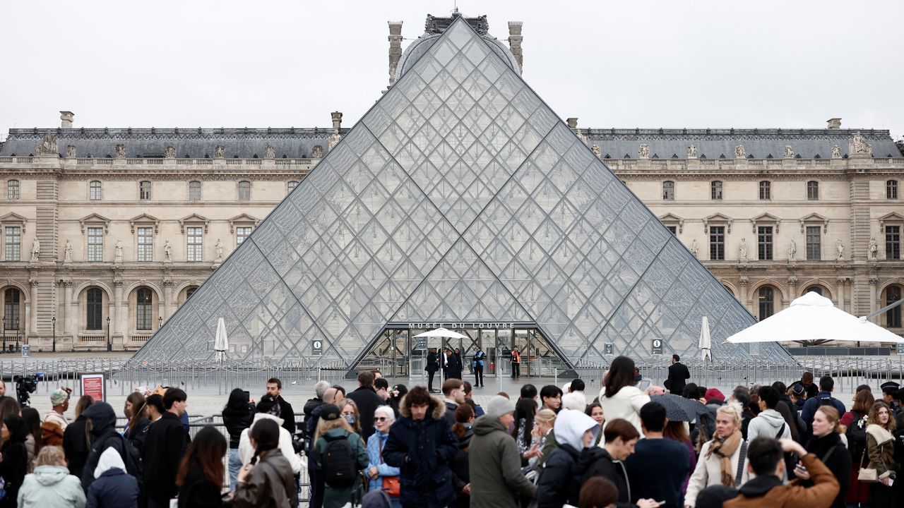 El Louvre traslada parte de sus joyas al Banco de Francia una semana después del mediático robo - La Voz de Galicia
