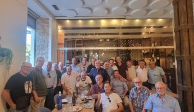 Grupo de amigos del balonmano reunidos en un evento especial