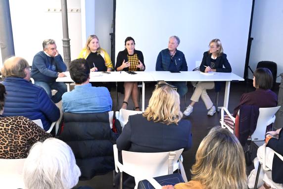 noticias/imagen-asociada/2025/10/reunion_con_vecinos_del_sardinero_1.jpg