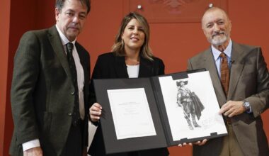 Arturo Pérez-Reverte presenta el boceto de la escultura del Capitán Alatriste que se instalará en Cartagena