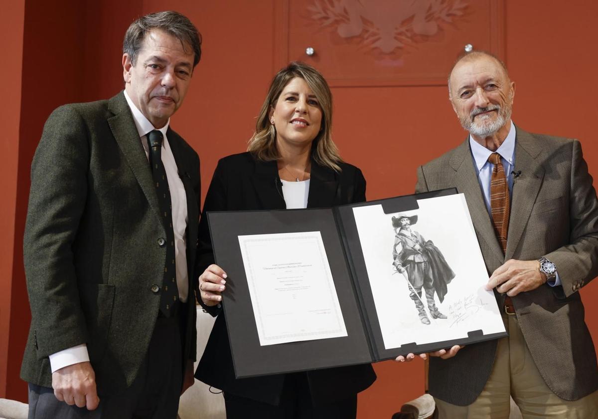 Arturo Pérez-Reverte presenta el boceto de la escultura del Capitán Alatriste que se instalará en Cartagena