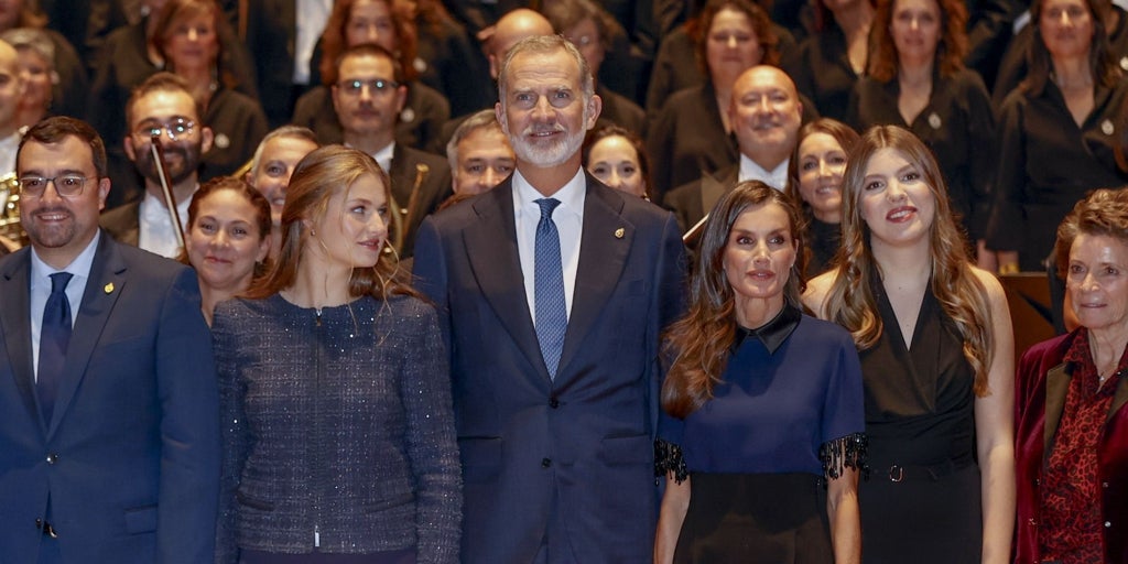 La Reina Letizia, la Princesa Leonor y la Infanta Sofía coordinan sus looks en Oviedo