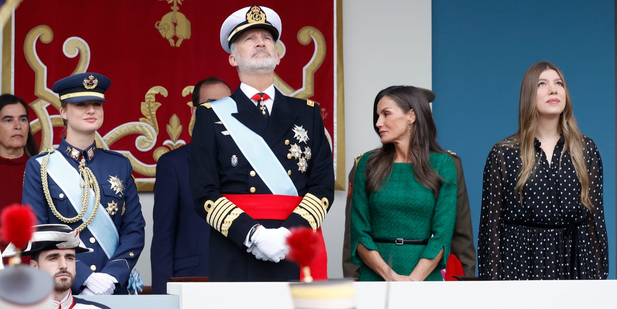 Los Reyes, la princesa Leonor y la infanta Sofía presiden el desfile de la Fiesta Nacional