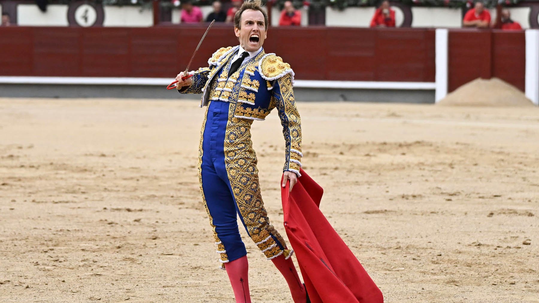 Importante oreja de Román en una tarde exigente de Victorino en la que David Galván resultó herido