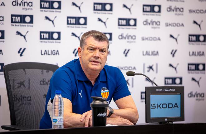 Ron Gourlay en rueda de prensa habló de los fichajes (Foto: Valencia CF)