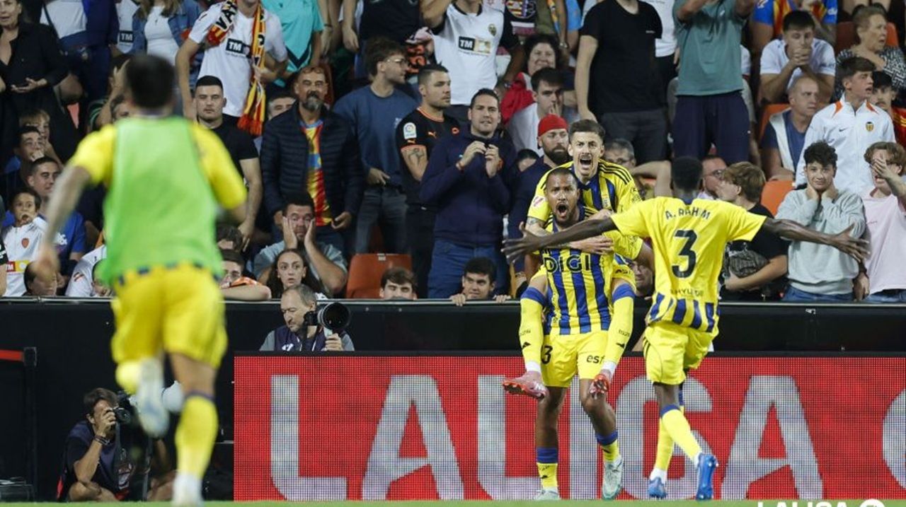 Sangre, sudor y victoria: el Real Oviedo asalta Mestalla - La Voz de Asturias