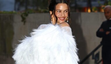 Rosalía se viste de Marilyn Monroe en París con transparencias y abrigo de pelo