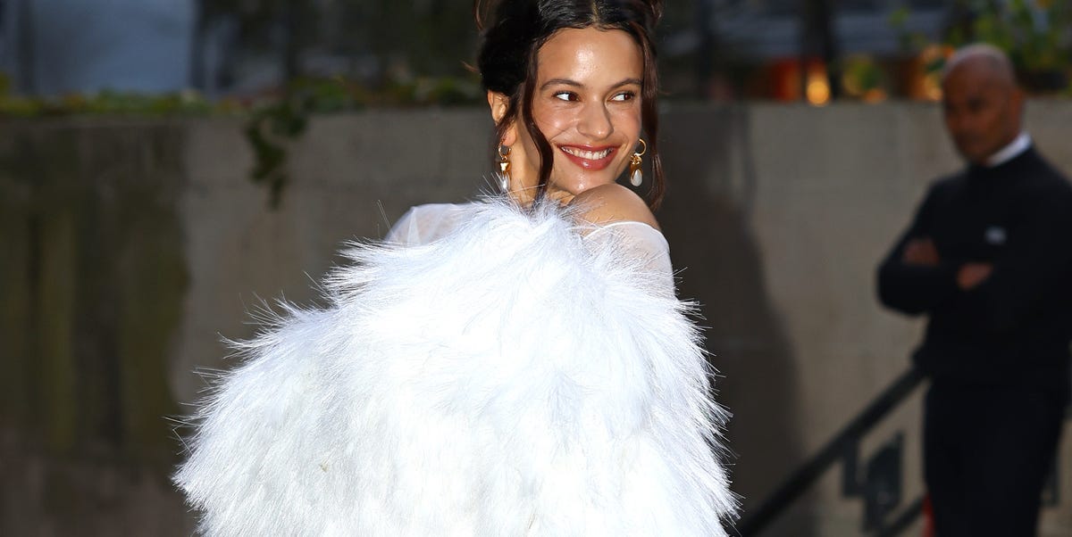 Rosalía se viste de Marilyn Monroe en París con transparencias y abrigo de pelo