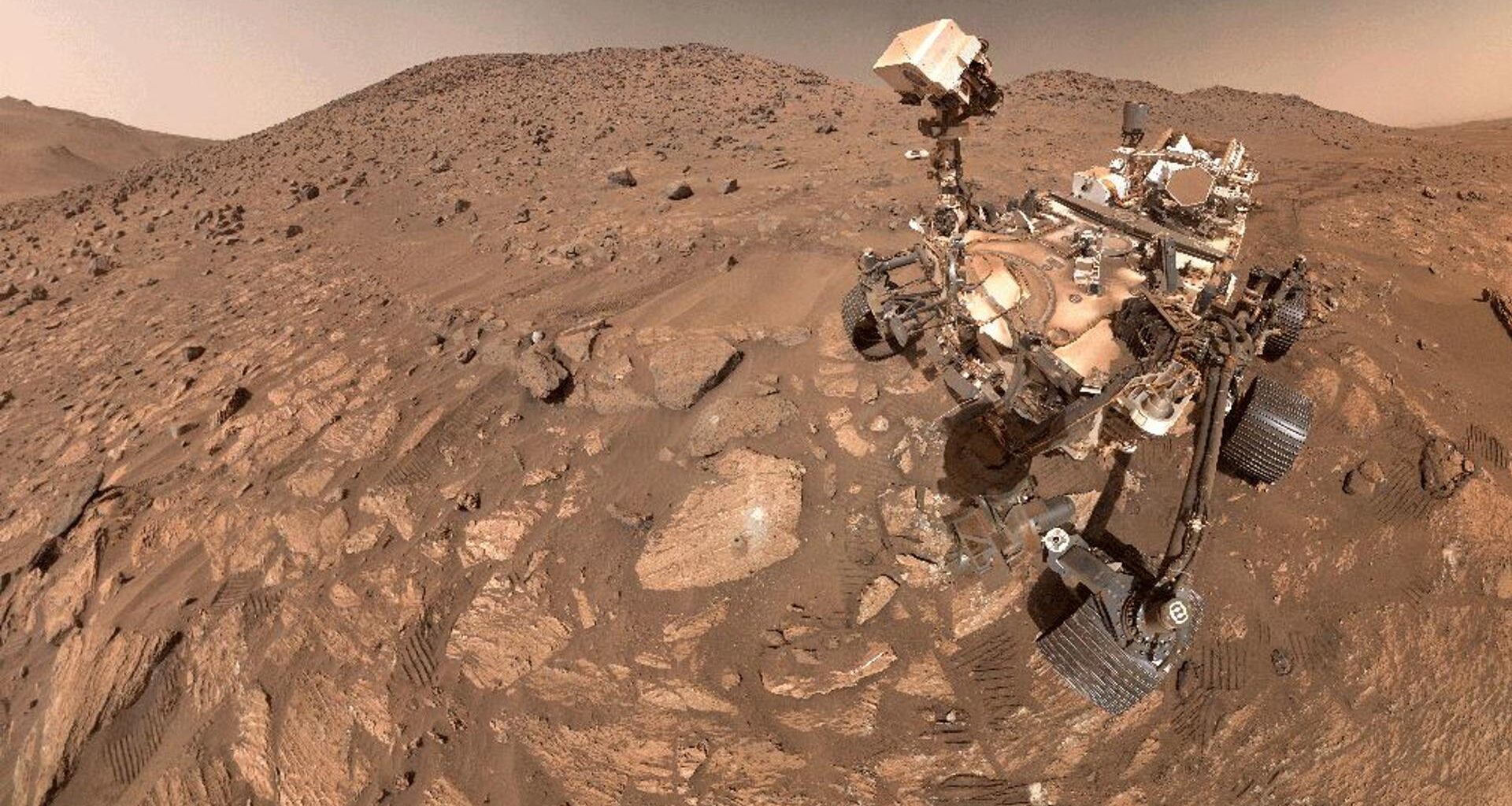 Autorretrato del rover Perseverance de la NASA en el cráter Jezero de Marte, donde ha encontrado unas piedras que que podrían indicar que, hace miles de millones de años, unas reacciones químicas podrían haber sustentado vida microbiana. Crédito: NASA/JLP-Caltech/MSSS