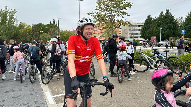 El concejal de Deportes de Toledo, Rubén Lozano, listo para pedalear
