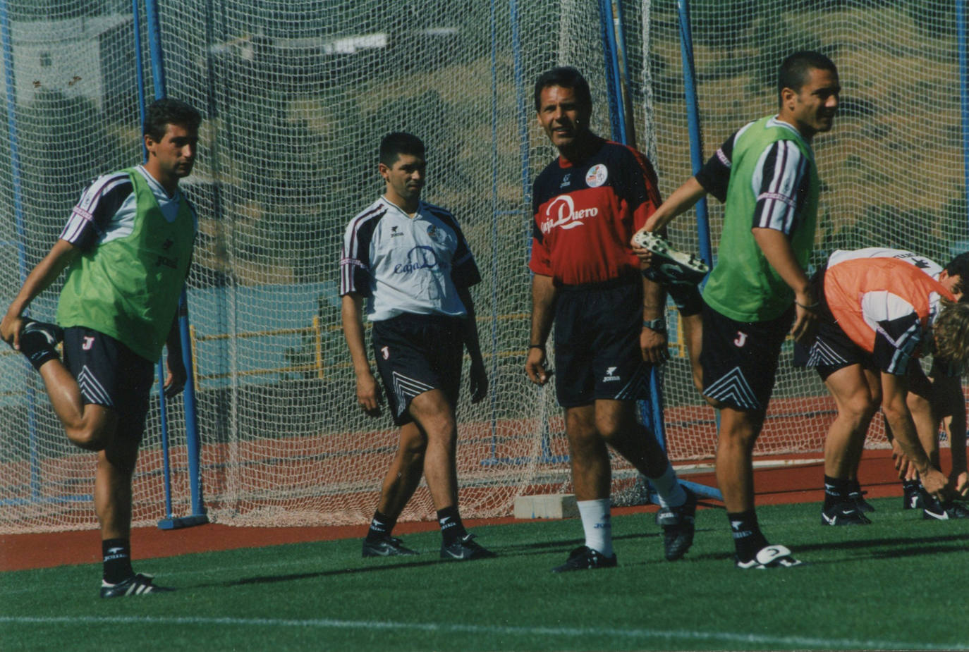 El entrenador argentino en julio del 98 en Béjar, junto a dos de los fichajes: Nuno Luis y Leo Ramos, además de Paulo Torres que acabaría saliendo al Rayo Vallecano.