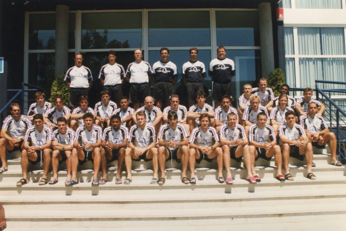 En la imagen, podemos ver a la plantilla junto al cuerpo técnico comandado por Russo durante su concentración de pretemporada en Béjar, ya con algunos de los fichajes realizados para la temporada 1998-99.