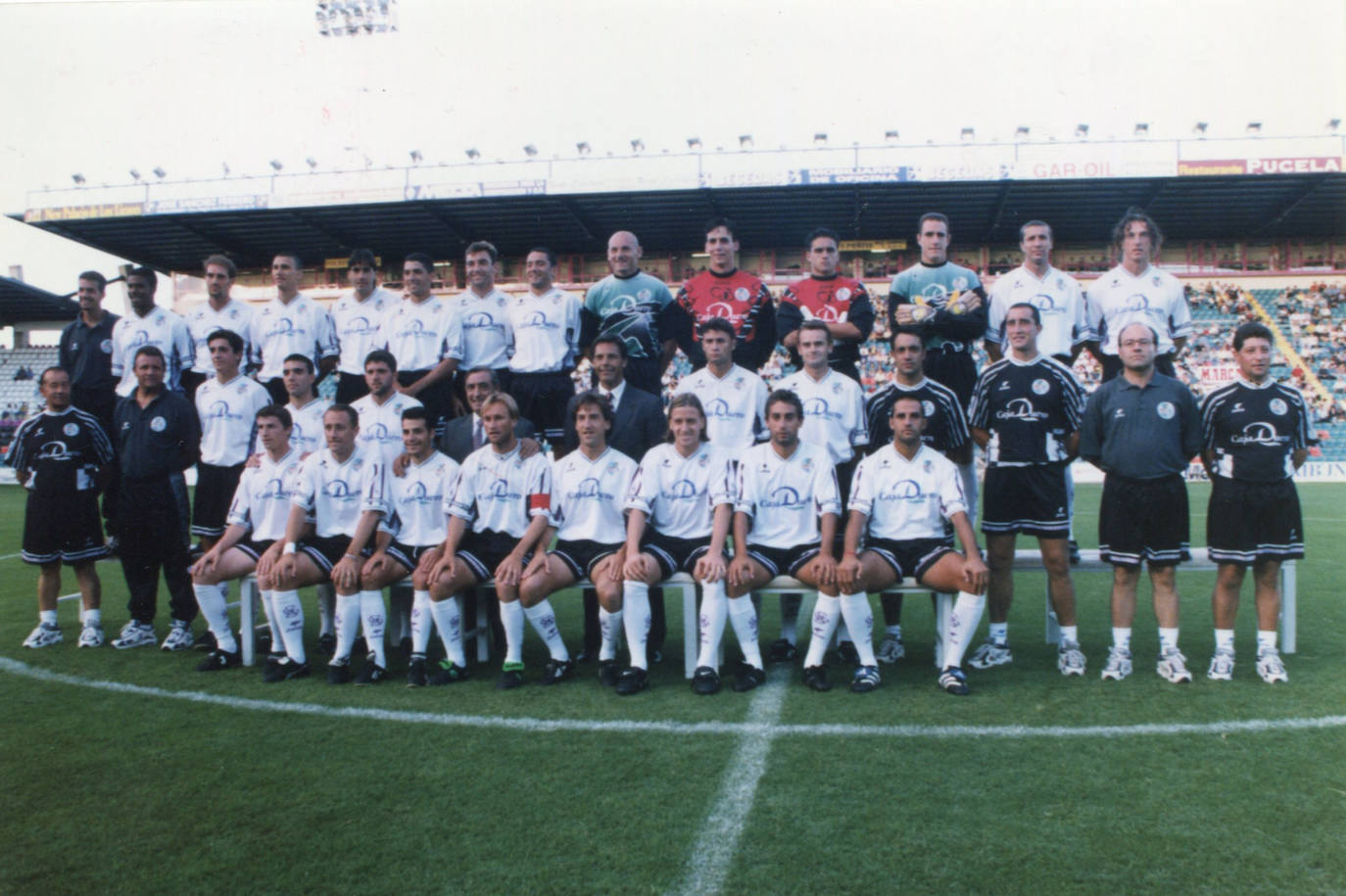 La foto oficial de la plantilla y cuerpo técnico se realizó el 4 de agosto de 1998, durante la presentación oficial de la UDS en el estadio Helmántico con Miguel Ángel Russo (en el centro de la imagen) como nuevo técnico.