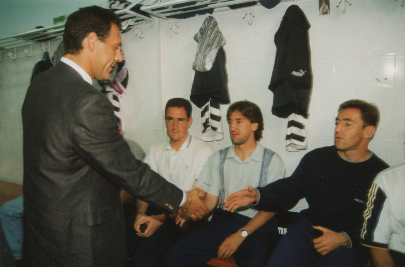 El mismo día del anuncio de su incorporación, pudo conocer a los jugadores de la UDS que formaban la plantilla en esos momentos. En la imagen, aparece saludando a Loren, junto a Barbará y Aizpurúa en los vestuarios de El Helmántico.