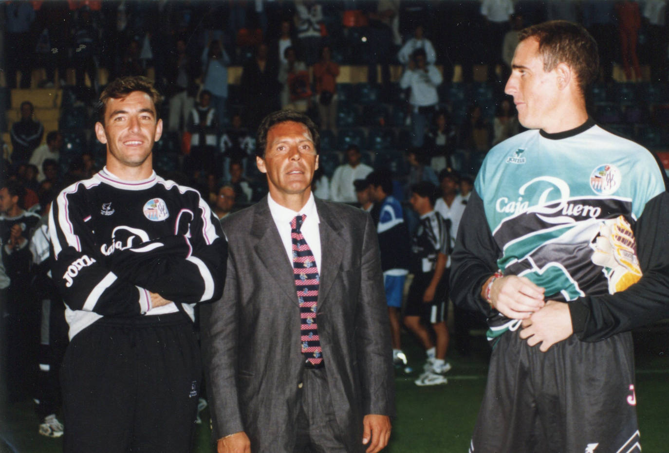 El 4 de agosto de 1998 se produjo la presentación oficial de la UDS en el estadio Helmántico, con Russo como entrenador, que aparece junto a Loren y Aizpurúa.