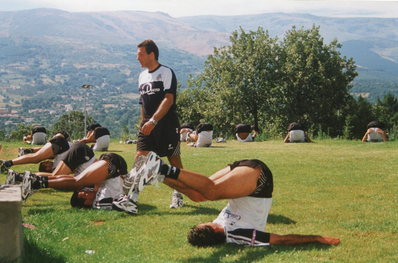 Durante el mes de julio de 1998 la UDS estuvo concentrada en Béjar a las órdenes del técnico argentino realizando la pretemporada.