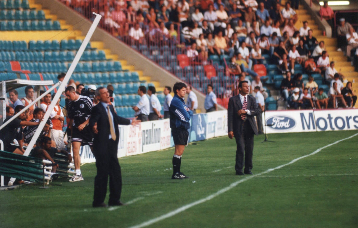 En su debut contra el Mallorca, compartió banda con el técnico argentino del Mallorca Héctor Cúper. El resultado final fue de empate a cero.