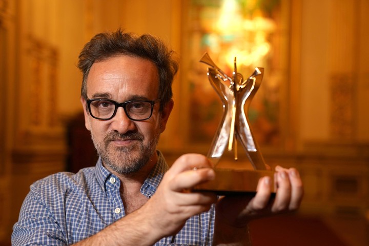Luciano Lamberti ganó el Premios Clarín Novela 2023. Foto Juano Tesone.
