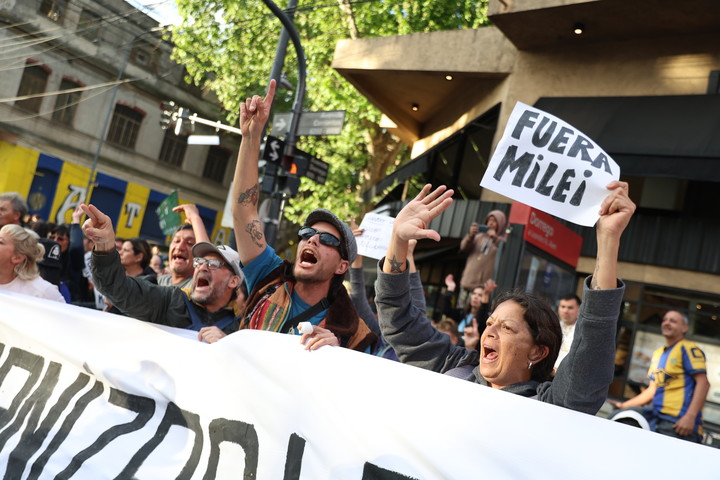 Vecinos y simpatizantes y opositores a Milei se manifestaron en la previa de la presentación del libro  'La Construcción del Milagro' de Javier Milei, en la ciudad de Buenos Aires. Francisco Loureiro / Clarín