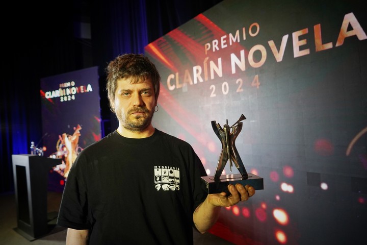 Roberto Chuit Roganovich es el último ganador del Premio Clarín Novela. Foto: Martín Bonetto-