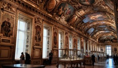 «La Torre de Londres guarda sus tesoros en cámaras acorazadas y el Louvre, junto a la ventana»