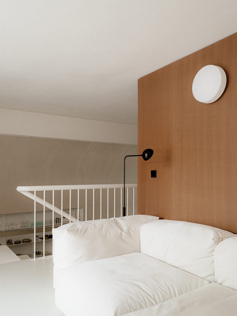 casa compacta de doble altura con espacios abiertos del estudio burr